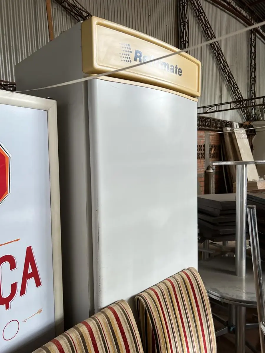 LOTE 001 - LISTAGEM GRANDE DE BENS DE LANCHERIA - PROJETOR, MESAS, CADEIRAS, FRITADEIRAS A GAS E ELETRICAS, FREEZERS, GELADEIRA, TELA, COMPUTADOR, LIXEIRA, FRIGOBAR,  FORNO CONVECTOR, CHAPA BIFETEIRA, AR CONDICIONADO SO FRENTE.