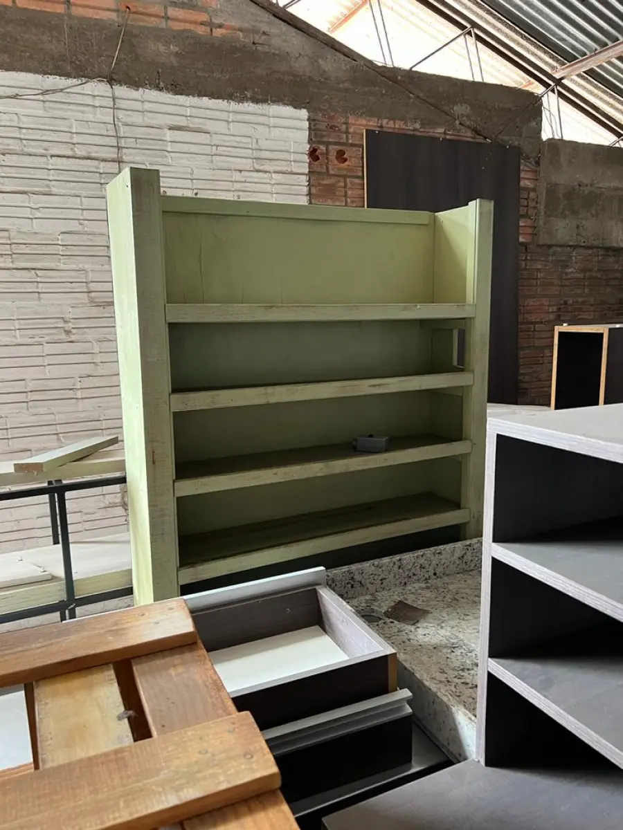 LOTE 001 - LISTAGEM GRANDE DE BENS DE LANCHERIA - PROJETOR, MESAS, CADEIRAS, FRITADEIRAS A GAS E ELETRICAS, FREEZERS, GELADEIRA, TELA, COMPUTADOR, LIXEIRA, FRIGOBAR,  FORNO CONVECTOR, CHAPA BIFETEIRA, AR CONDICIONADO SO FRENTE.