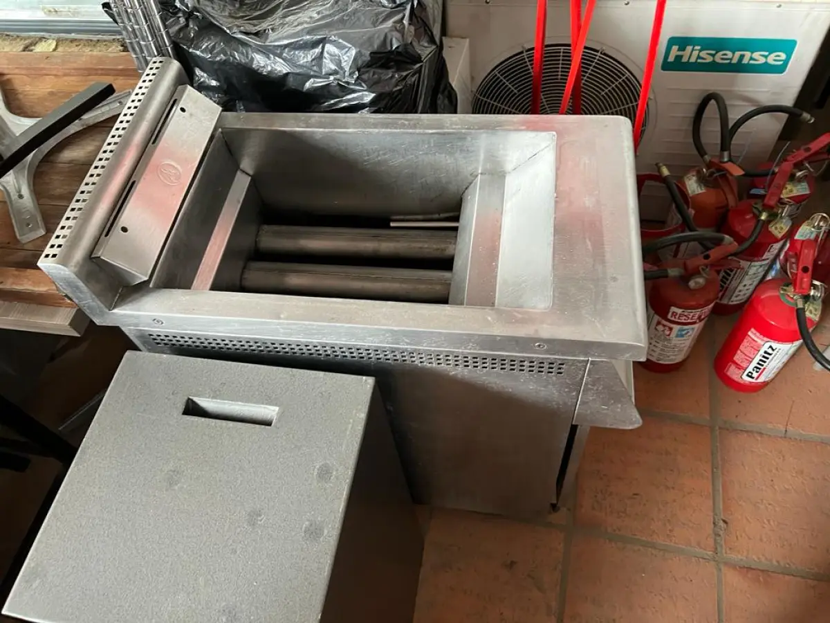 LOTE 001 - LISTAGEM GRANDE DE BENS DE LANCHERIA - PROJETOR, MESAS, CADEIRAS, FRITADEIRAS A GAS E ELETRICAS, FREEZERS, GELADEIRA, TELA, COMPUTADOR, LIXEIRA, FRIGOBAR,  FORNO CONVECTOR, CHAPA BIFETEIRA, AR CONDICIONADO SO FRENTE.