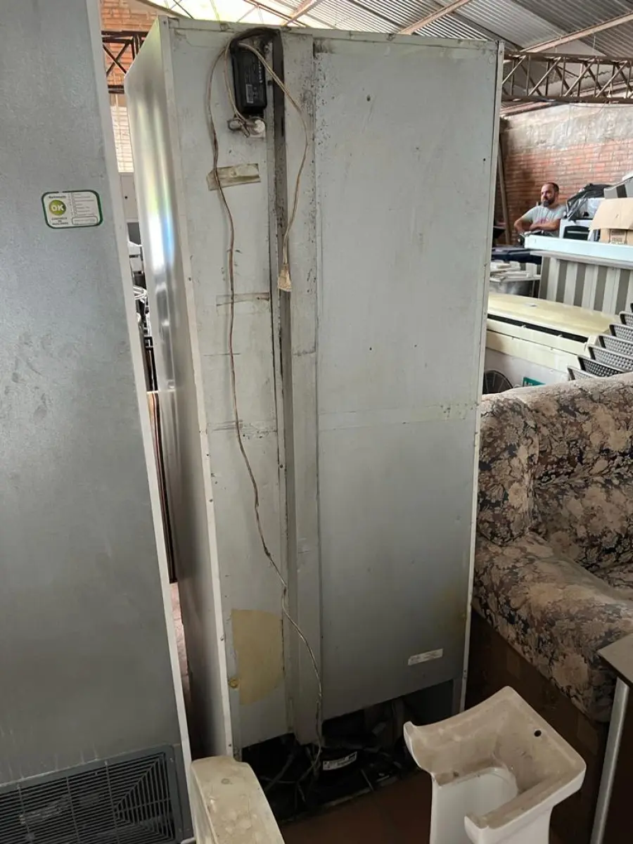 LOTE 001 - LISTAGEM GRANDE DE BENS DE LANCHERIA - PROJETOR, MESAS, CADEIRAS, FRITADEIRAS A GAS E ELETRICAS, FREEZERS, GELADEIRA, TELA, COMPUTADOR, LIXEIRA, FRIGOBAR,  FORNO CONVECTOR, CHAPA BIFETEIRA, AR CONDICIONADO SO FRENTE.