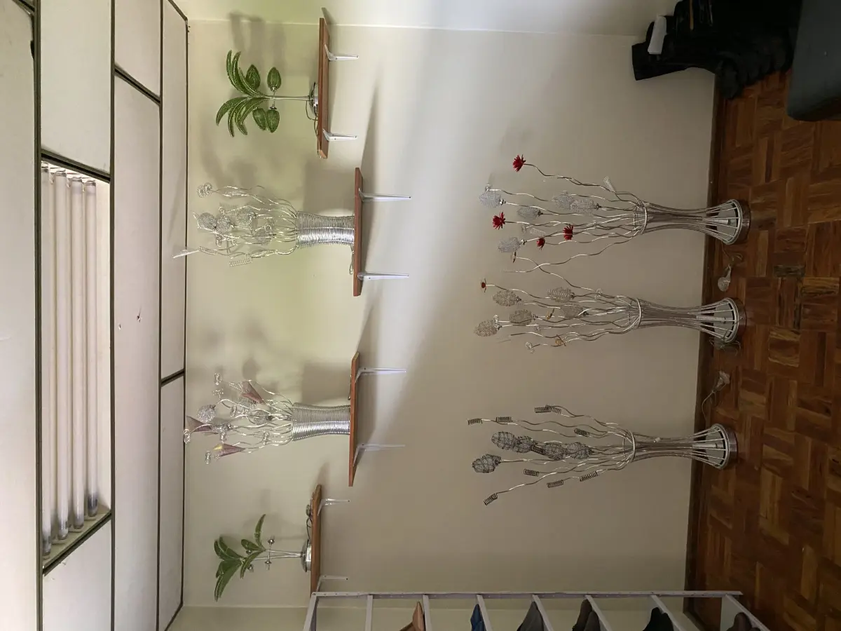 LOTE 519 - Lote de prateleiras para loja, mesa e enfeite 