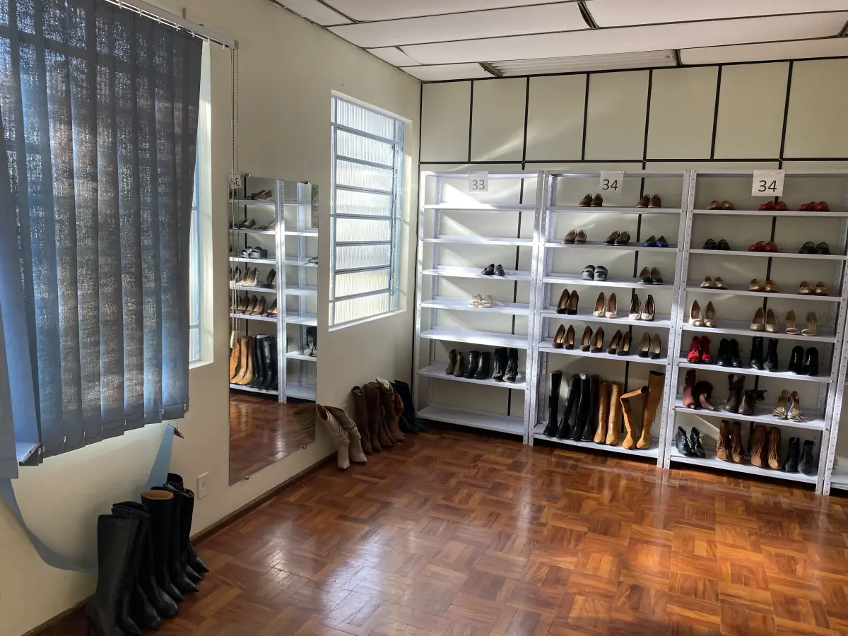 LOTE 520 - Lote de prateleiras de metal, 2 cadeiras 