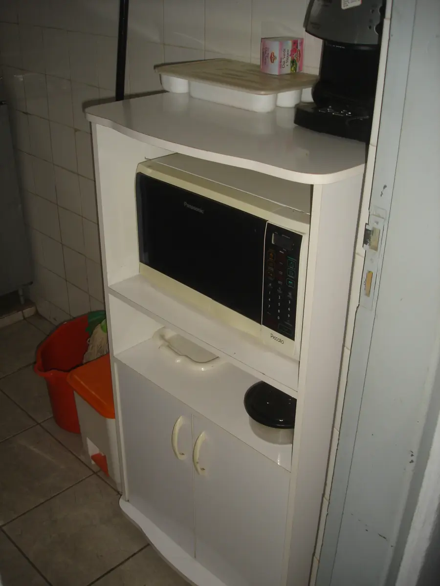 LOTE 024 - Forno micro-ondas  e armário madeira 2 portas