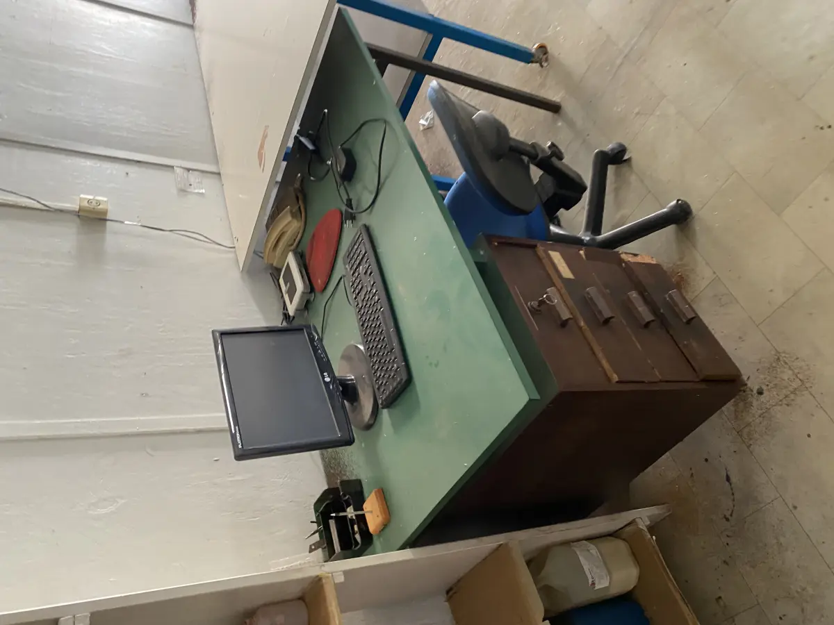 LOTE 445 - Mesa com cadeira e computador 