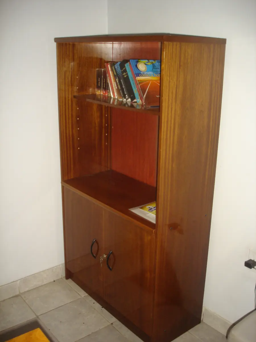 LOTE 012 - armário com 2 portas de abris e 2 prateleiras cor marrom e um banco de espera cinza