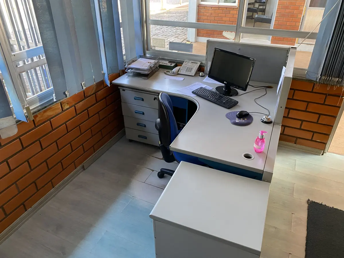 LOTE 492 - Mesa em L, cadeira, computador, armario, arquivo, 3 cadeiras pretas, 2 mesas e bebedor de bombona  