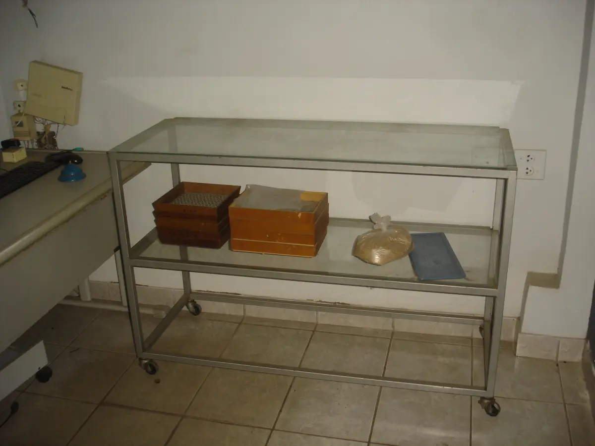 LOTE 006 - prateleira em metal e vidro com rodinha