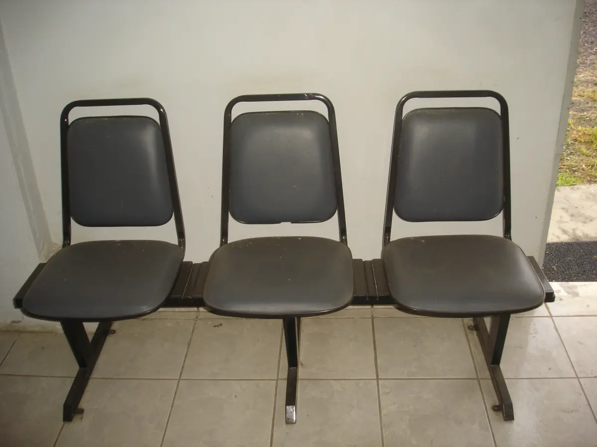 LOTE 001 - 2 sofás de 3 lugares de espera com encosto e estofado cinza