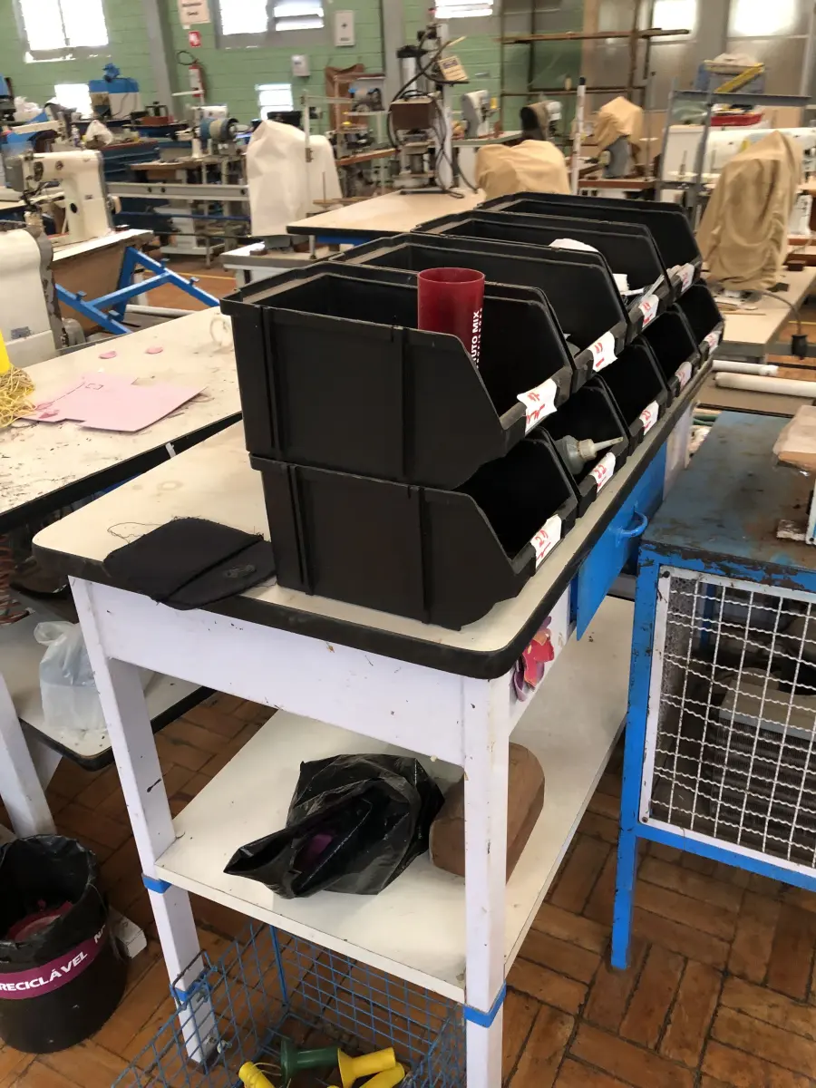 LOTE 257 - 2 mesas para máquinas