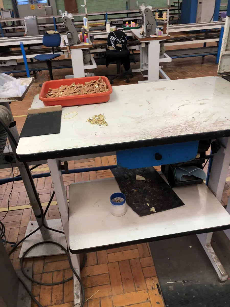 LOTE 261 - 4 mesas para máquinas