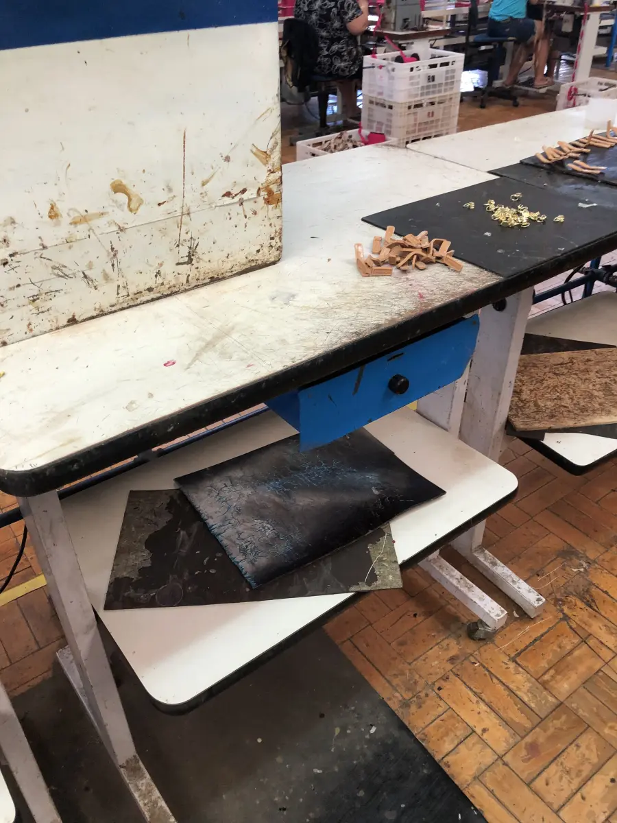 LOTE 261 - 4 mesas para máquinas