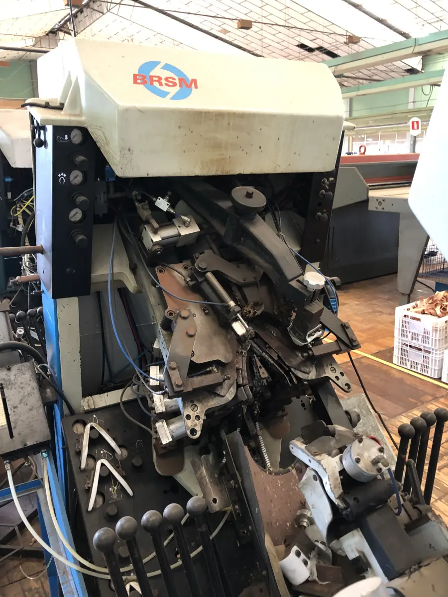 LOTE 351 - Máquina de montar bico