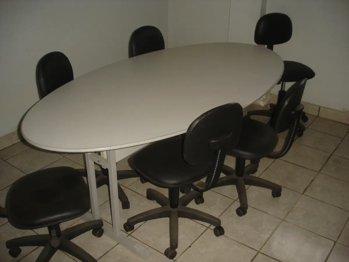 LOTE 022 - mesa de reunião