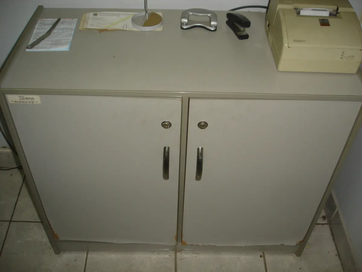 LOTE 012 - armário com 2 portas de abris e 2 prateleiras cor marrom e um banco de espera cinza