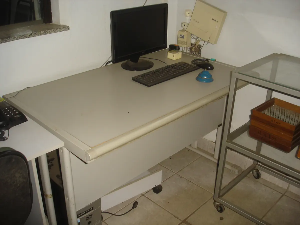 LOTE 002 - mesa de escritório cor cinza