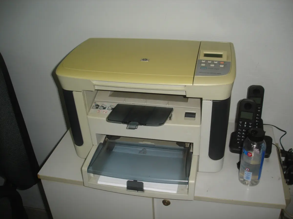 LOTE 019 - impressora HP e 2 telefones sem fio e balcão pequeno