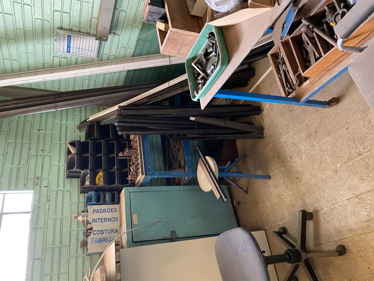 LOTE 476 - Lote de armarios, prateleiras, bancada 