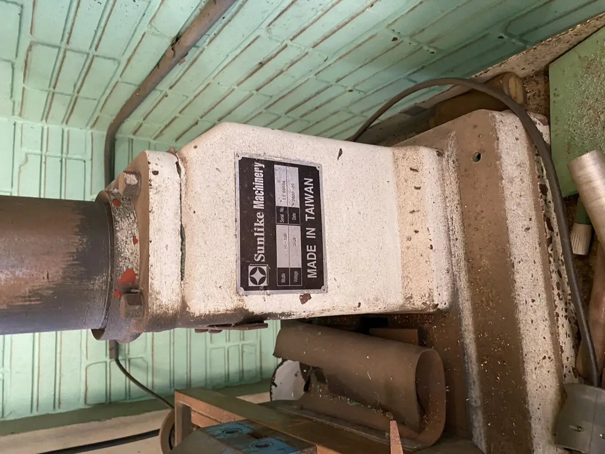 LOTE 468 - Furadeira de bancada e armario de com ferramentas