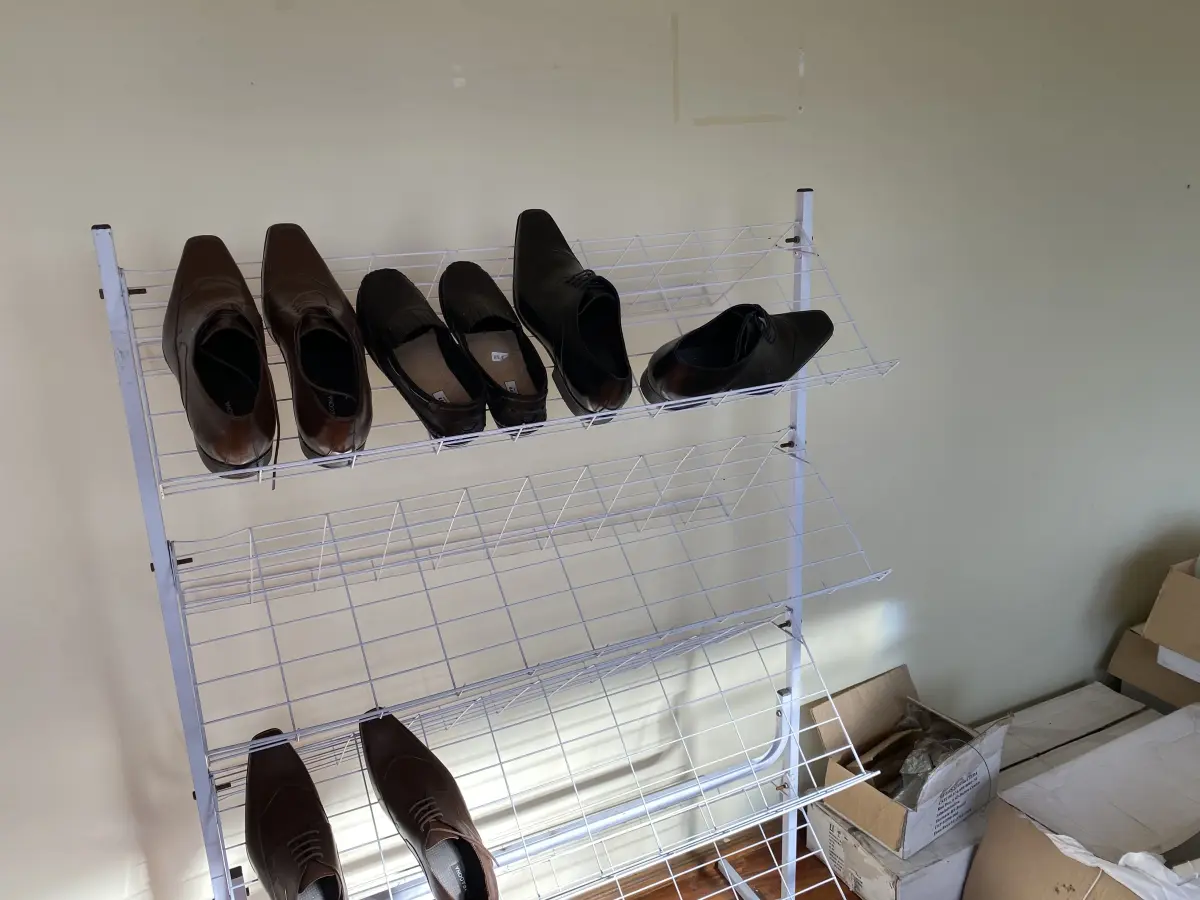 LOTE 520 - Lote de prateleiras de metal, 2 cadeiras 