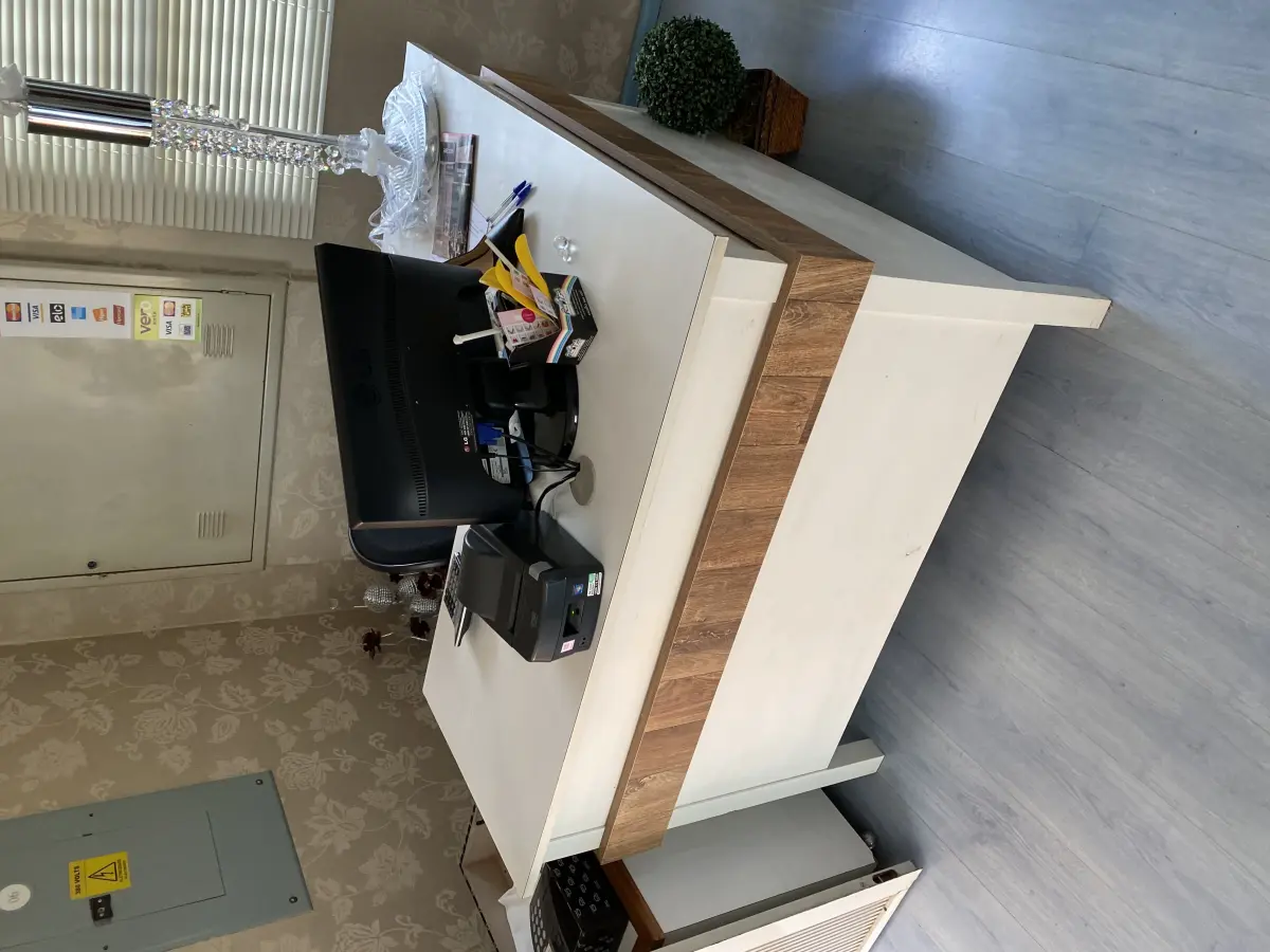 LOTE 518 - Mesa em L e computador 