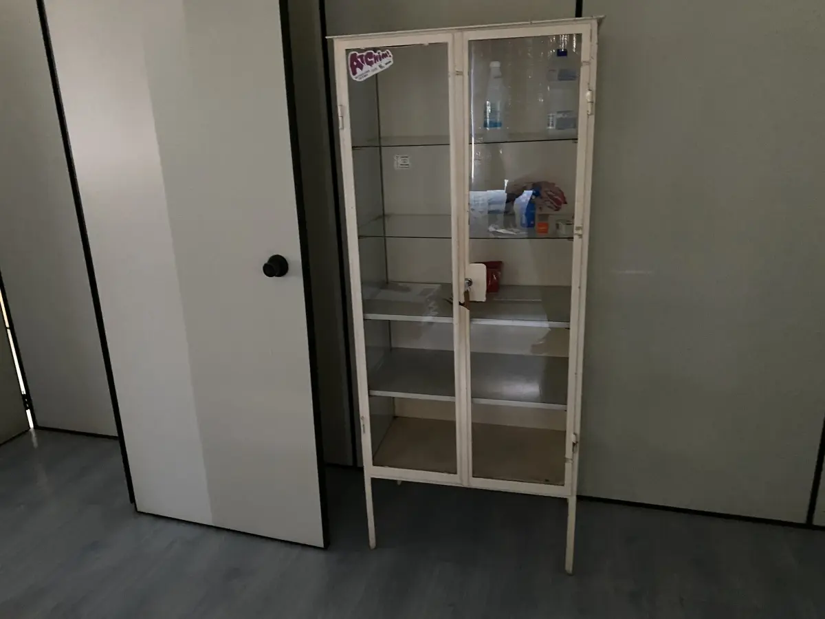 LOTE 515 - Armario de madeira, 2 macas, ar condicionado, quadro, balança, mesa e 2 cadeiras , armario portas de vidro 