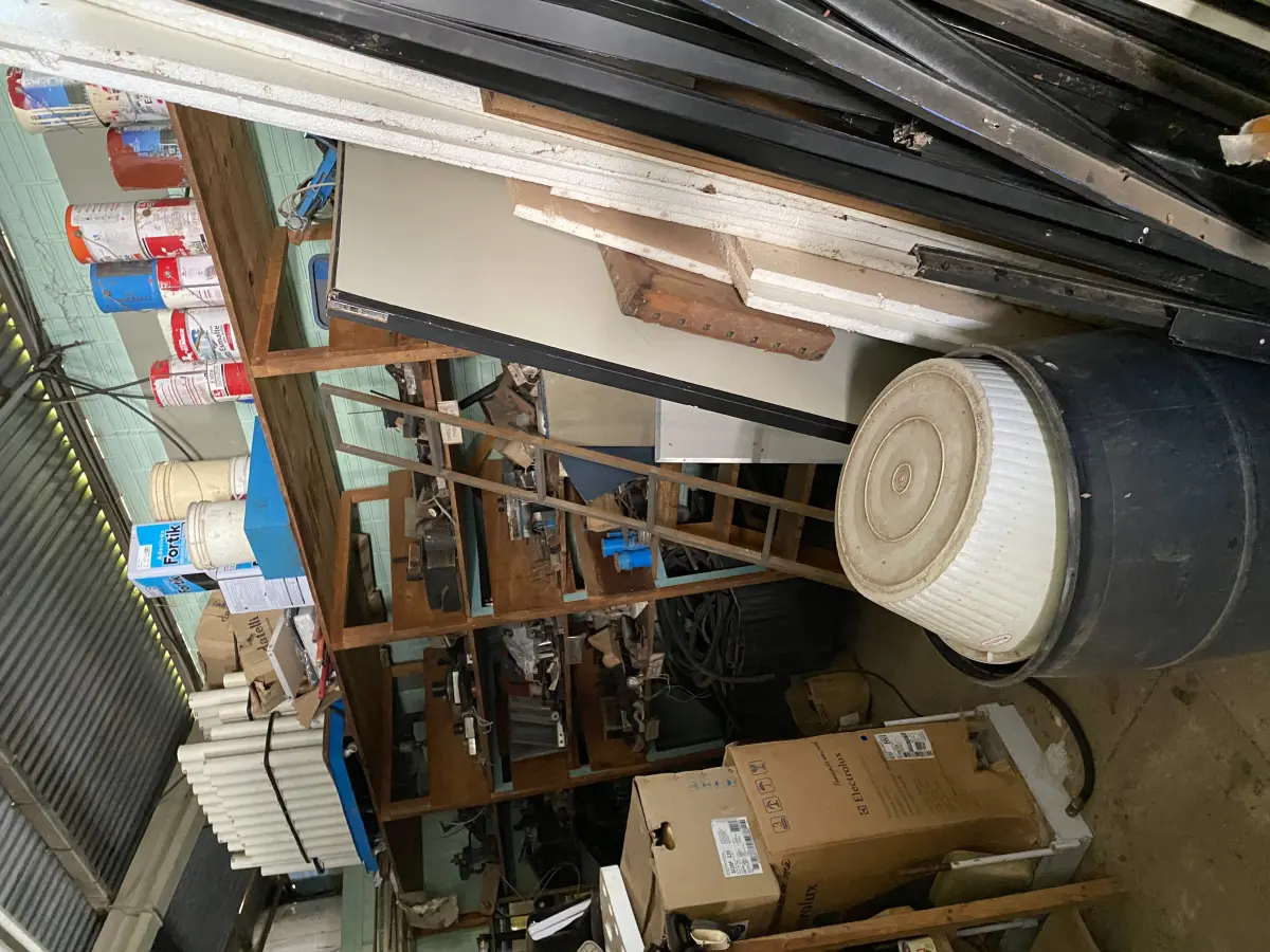 LOTE 446 - Lote com prateliras, baldes, peças de reposição, latas, caixas plasicas e etc 