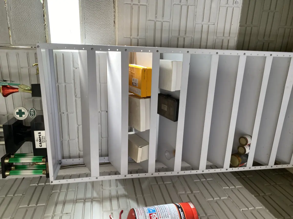 LOTE 438 - Prateleira em metal, mesa 