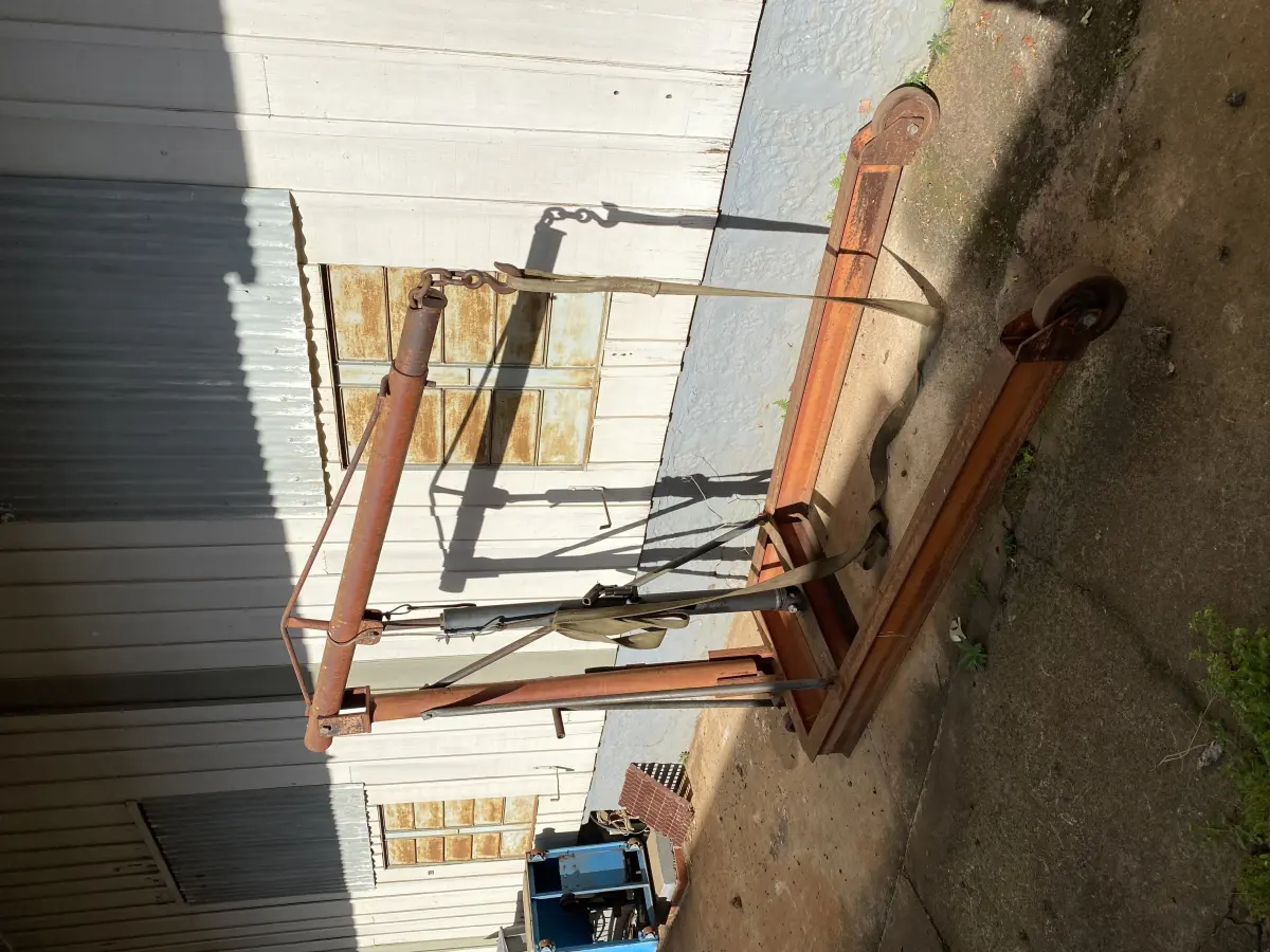 LOTE 447 - Macaco tipo girafa 