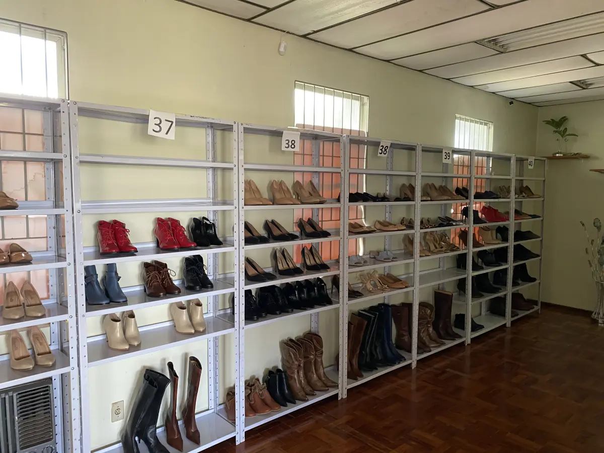 LOTE 520 - Lote de prateleiras de metal, 2 cadeiras 