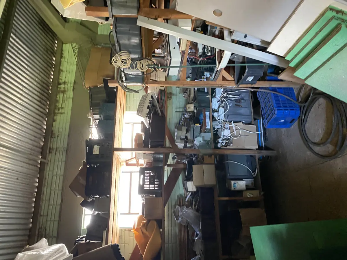 LOTE 446 - Lote com prateliras, baldes, peças de reposição, latas, caixas plasicas e etc 