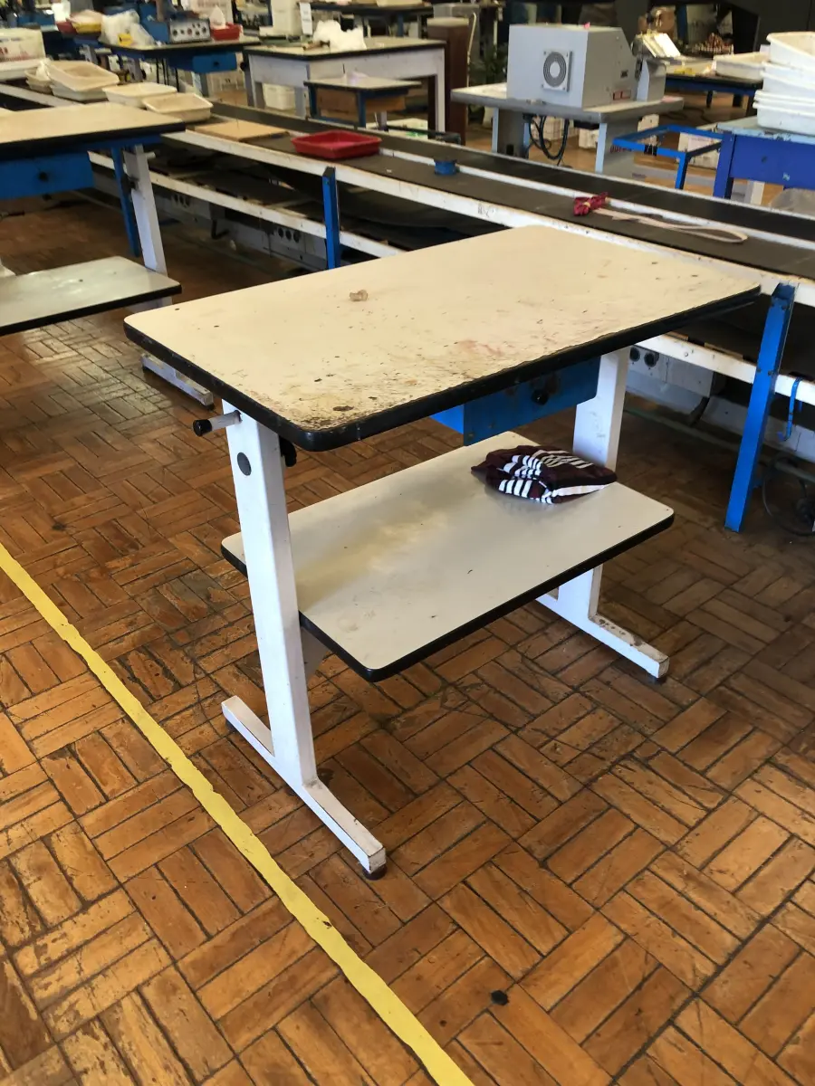 LOTE 220 - 3 mesas para máquinas 