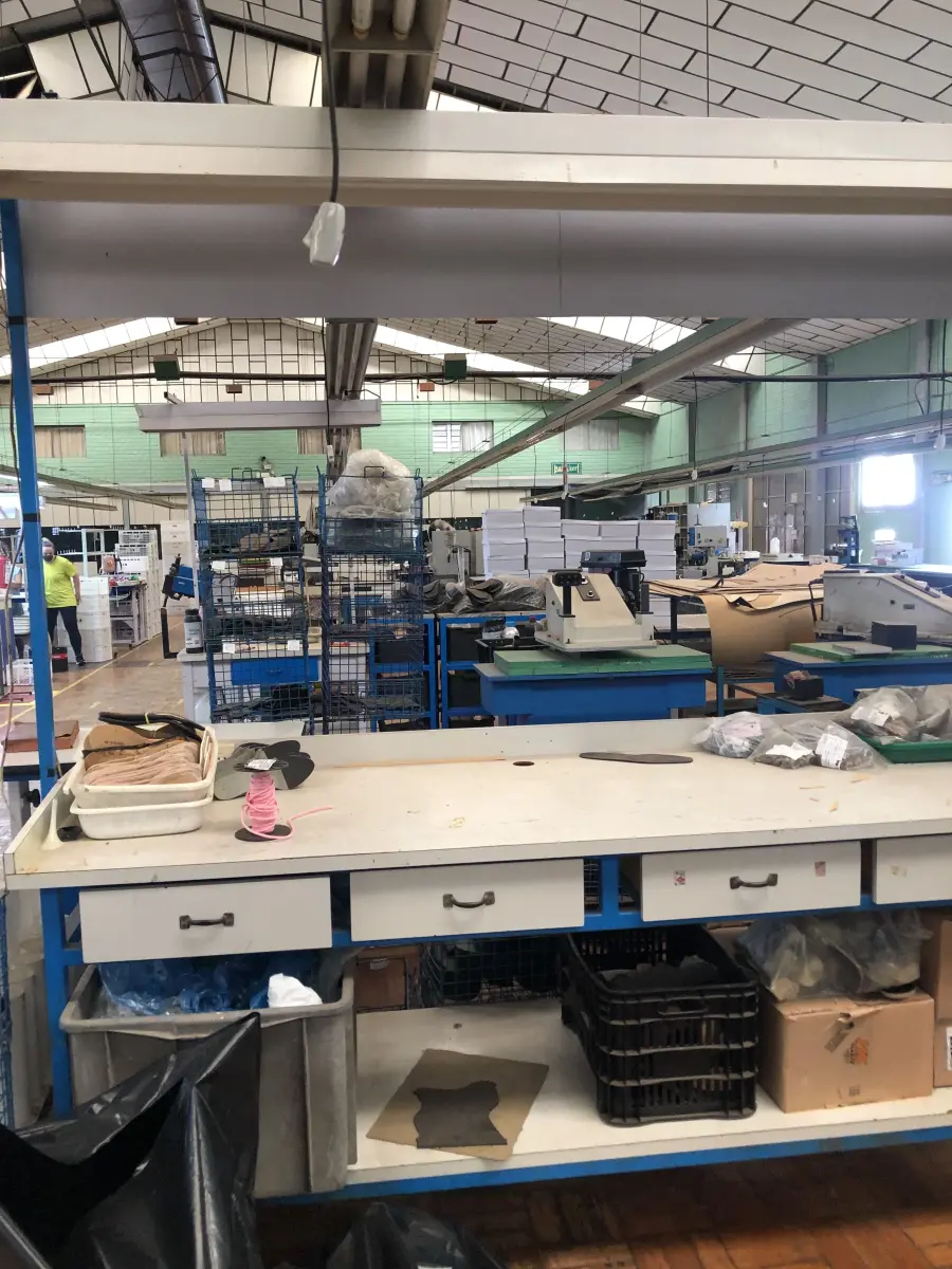 LOTE 265 - 4 mesas para máquinas, prateleira de metal, bancada inspeção, caixas metálicas  