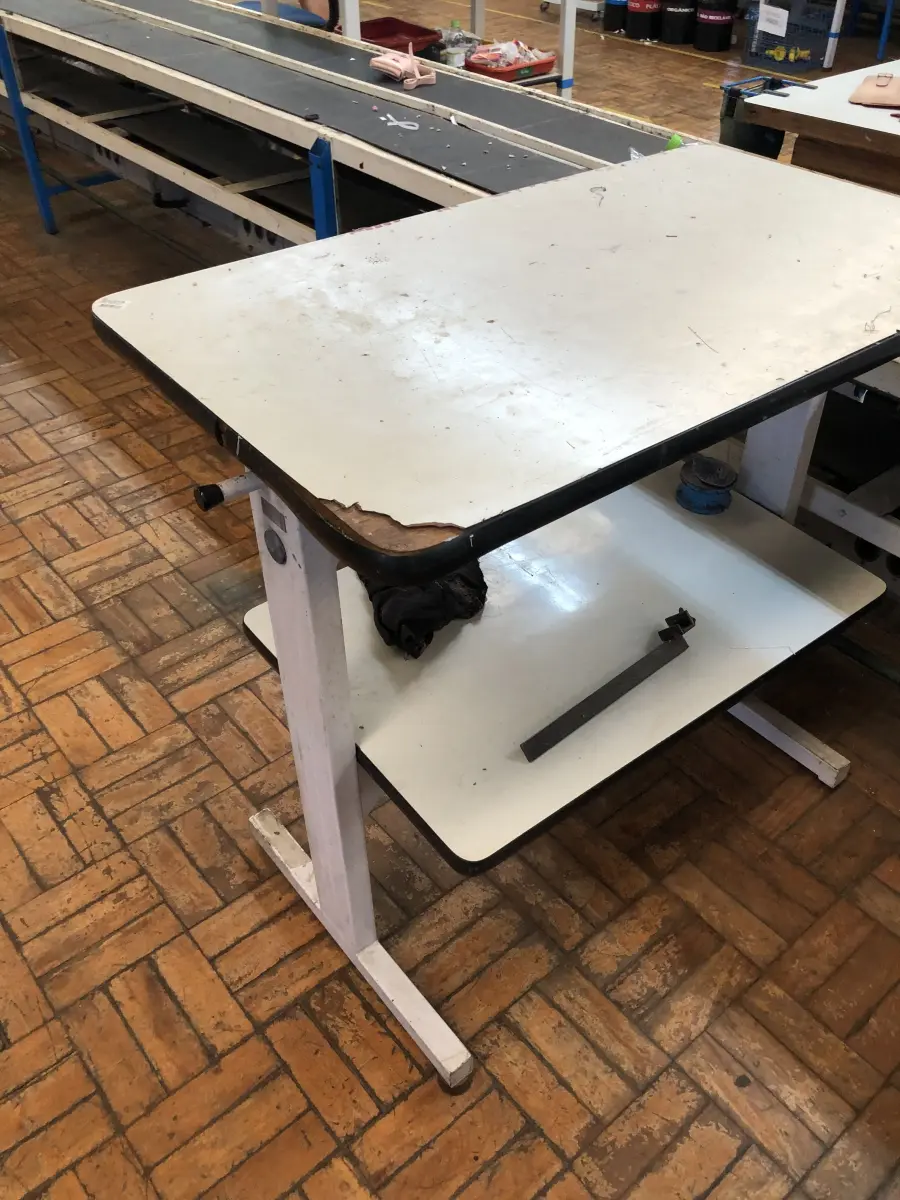 LOTE 224 - 4 mesas para máquinas