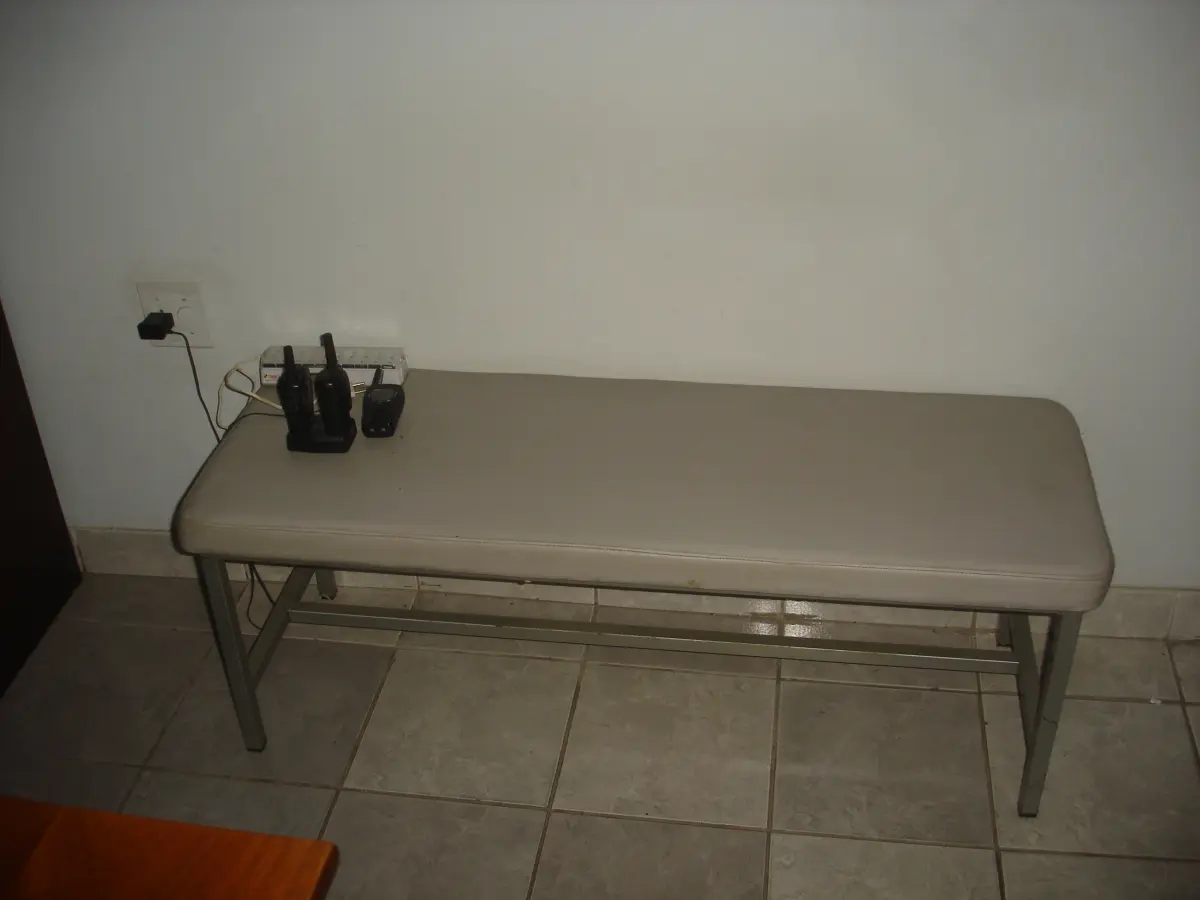 LOTE 012 - armário com 2 portas de abris e 2 prateleiras cor marrom e um banco de espera cinza