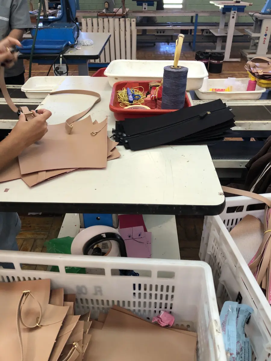 LOTE 243 - 3 mesas para máquinas 