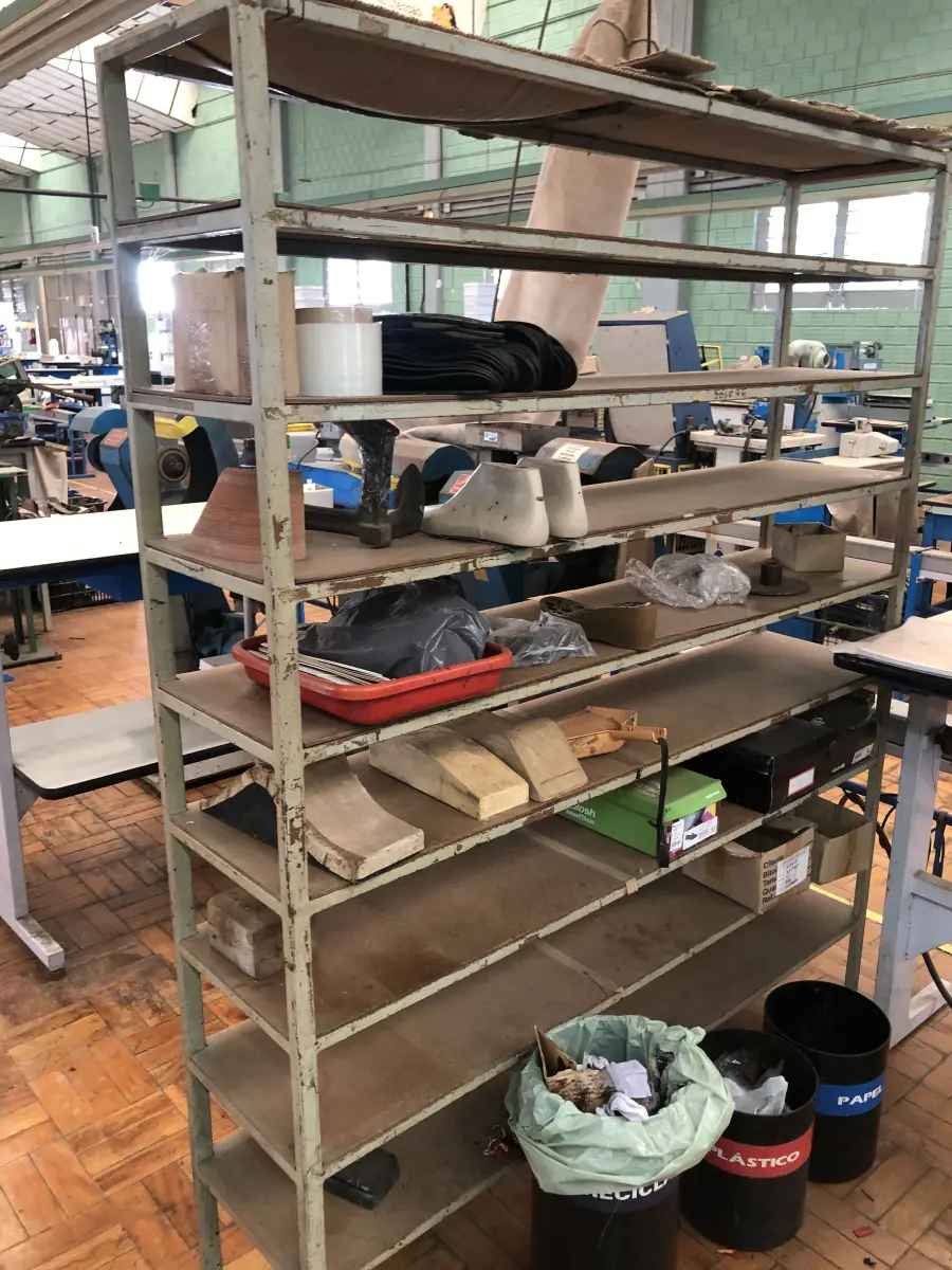 LOTE 265 - 4 mesas para máquinas, prateleira de metal, bancada inspeção, caixas metálicas  