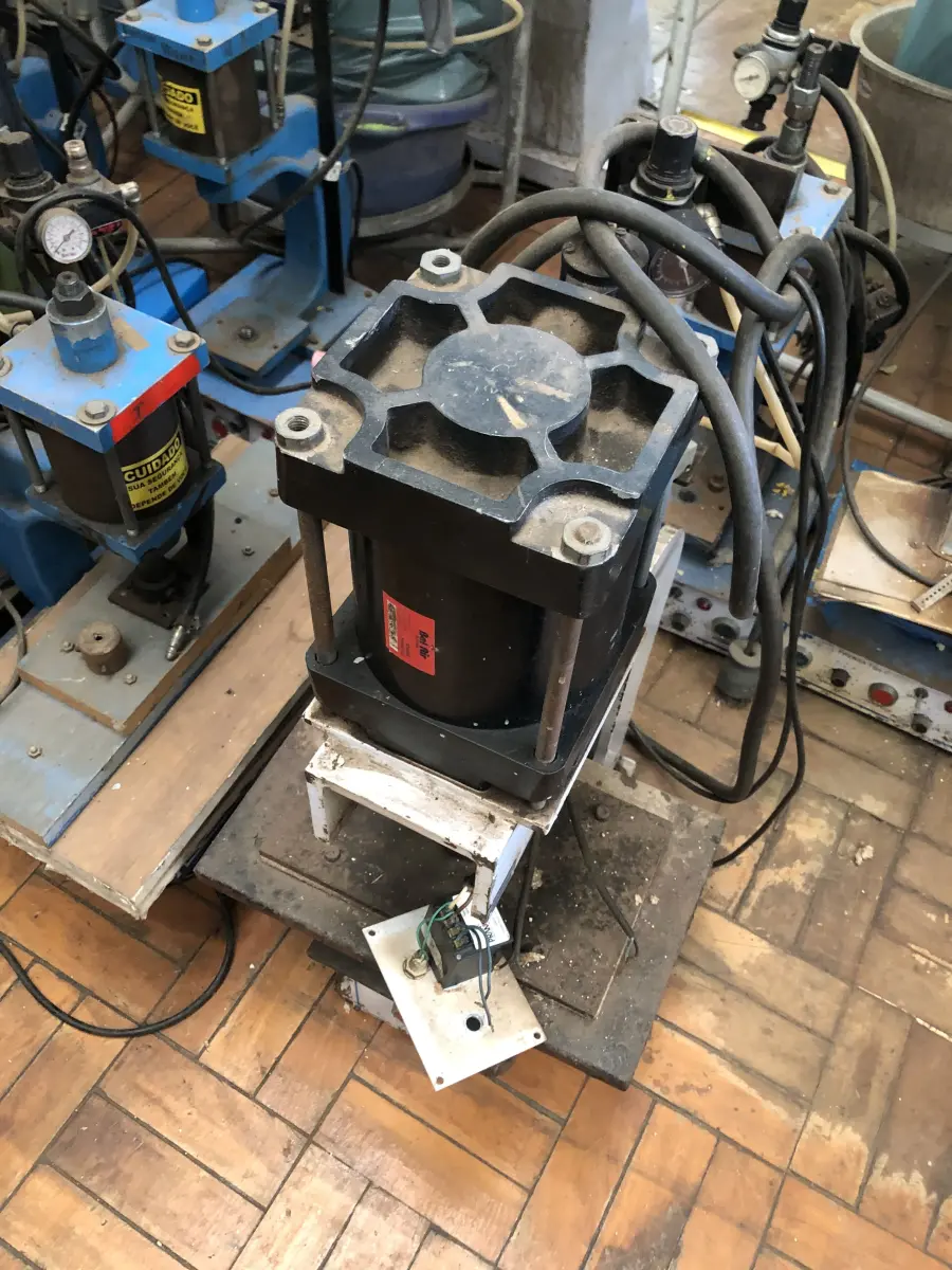 LOTE 354 - 14 prensas