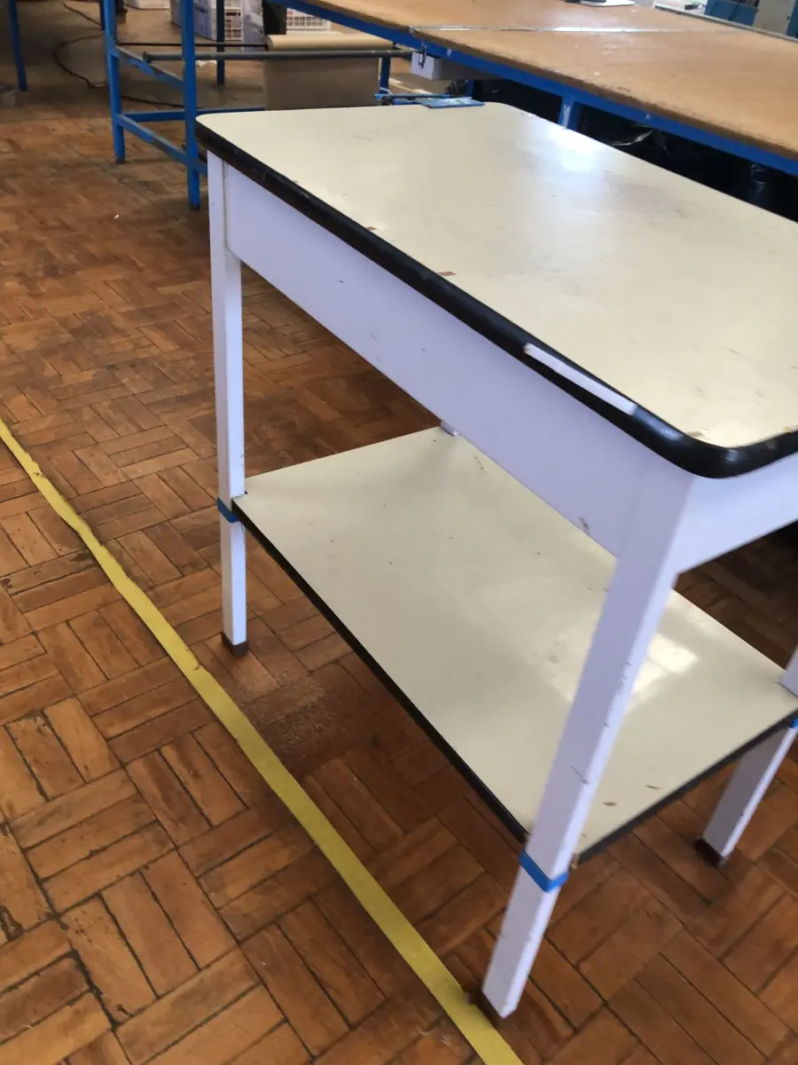 LOTE 250 - Bancada de trabalho e mesa para máquina