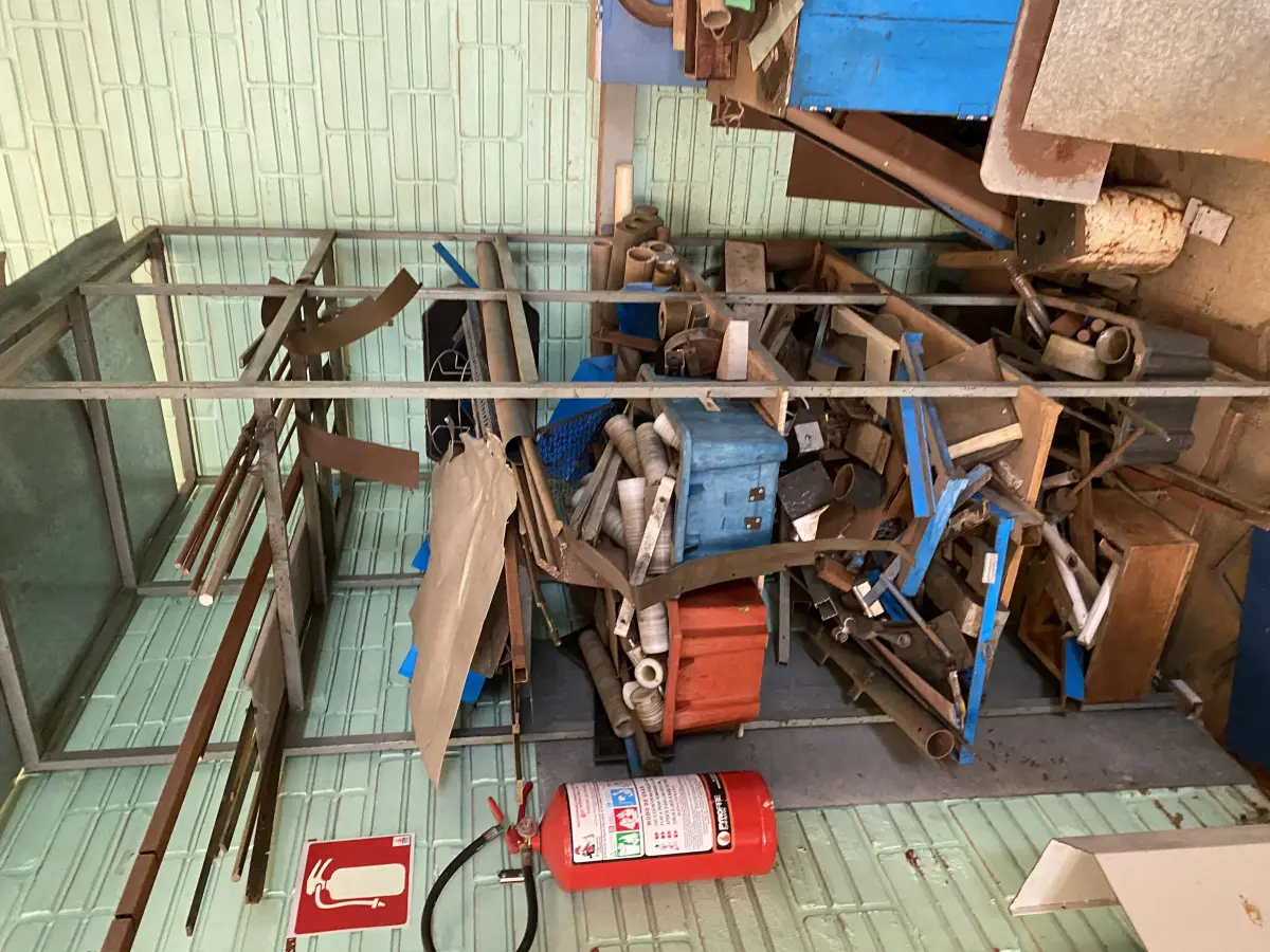 LOTE 476 - Lote de armarios, prateleiras, bancada 