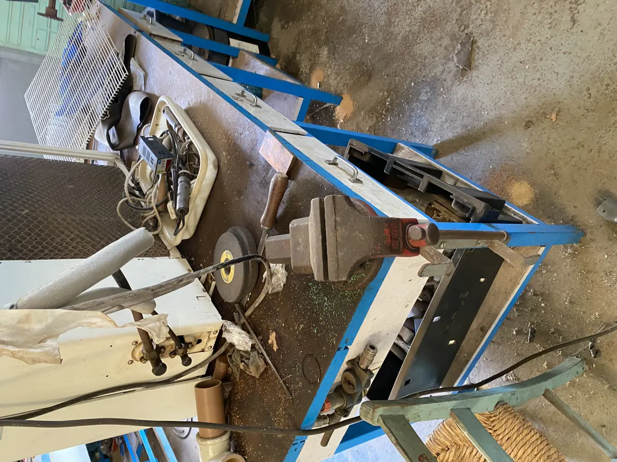 LOTE 466 - Bancada com morsa e bancada 