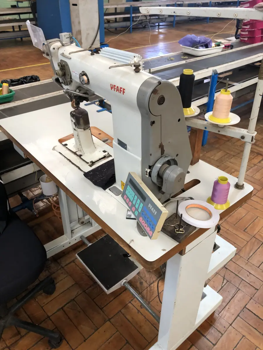 LOTE 240 - 8 máquinas de costura Pfaff