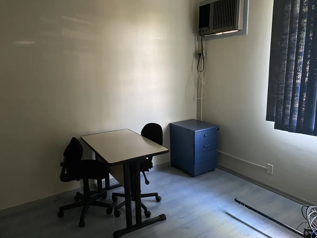 LOTE 515 - Armario de madeira, 2 macas, ar condicionado, quadro, balança, mesa e 2 cadeiras , armario portas de vidro 