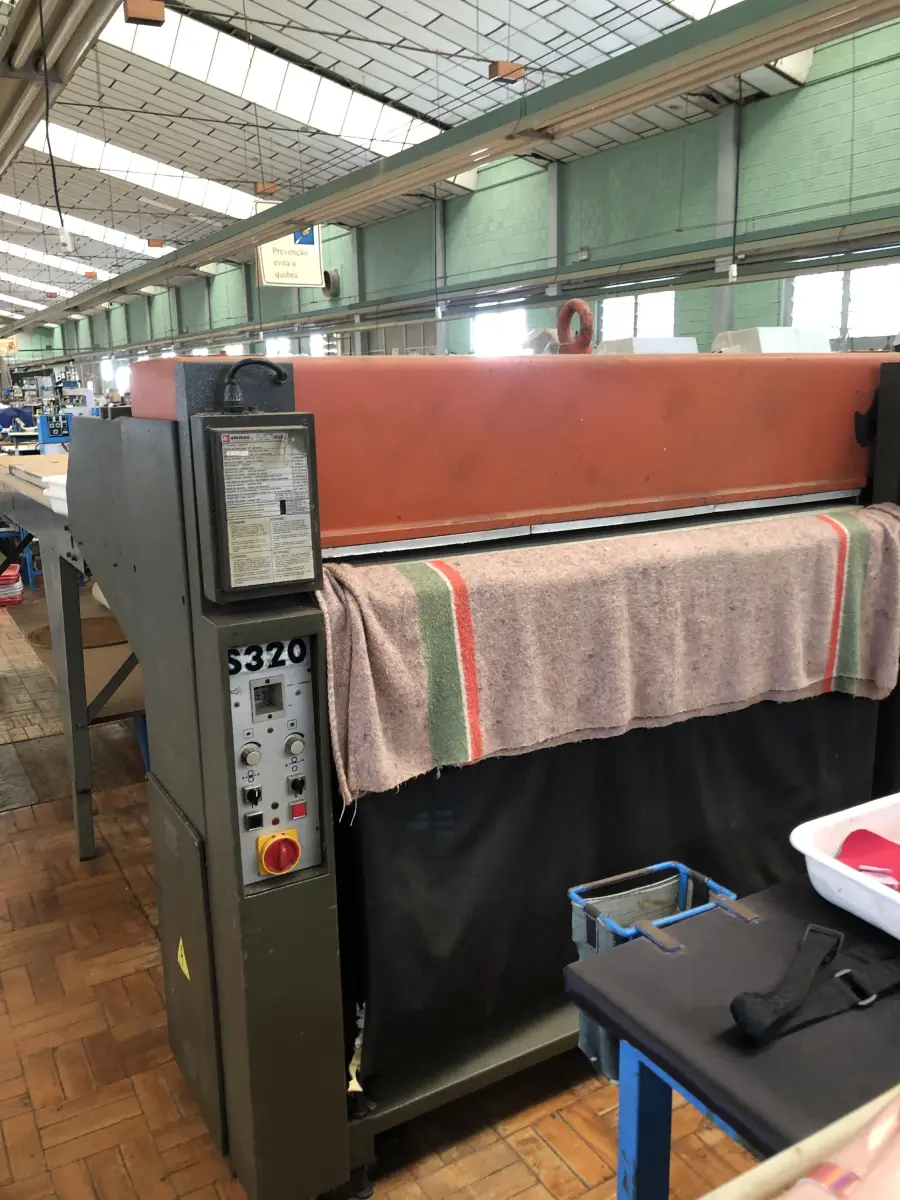 LOTE 252 - Balancim ponte  Atom Klein S320 com mesa de roletes