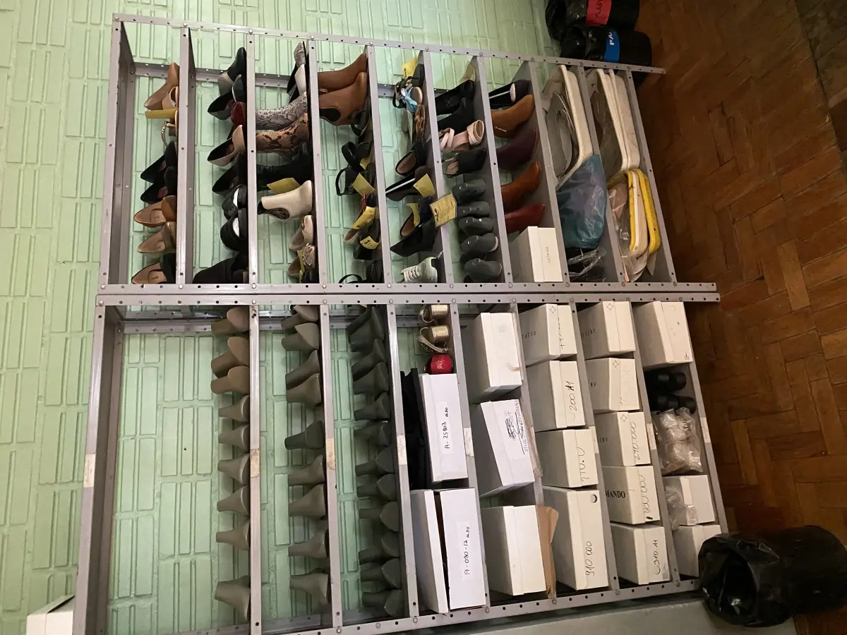 LOTE 423 - 2 prateleiras de metal, armario 2 portas 