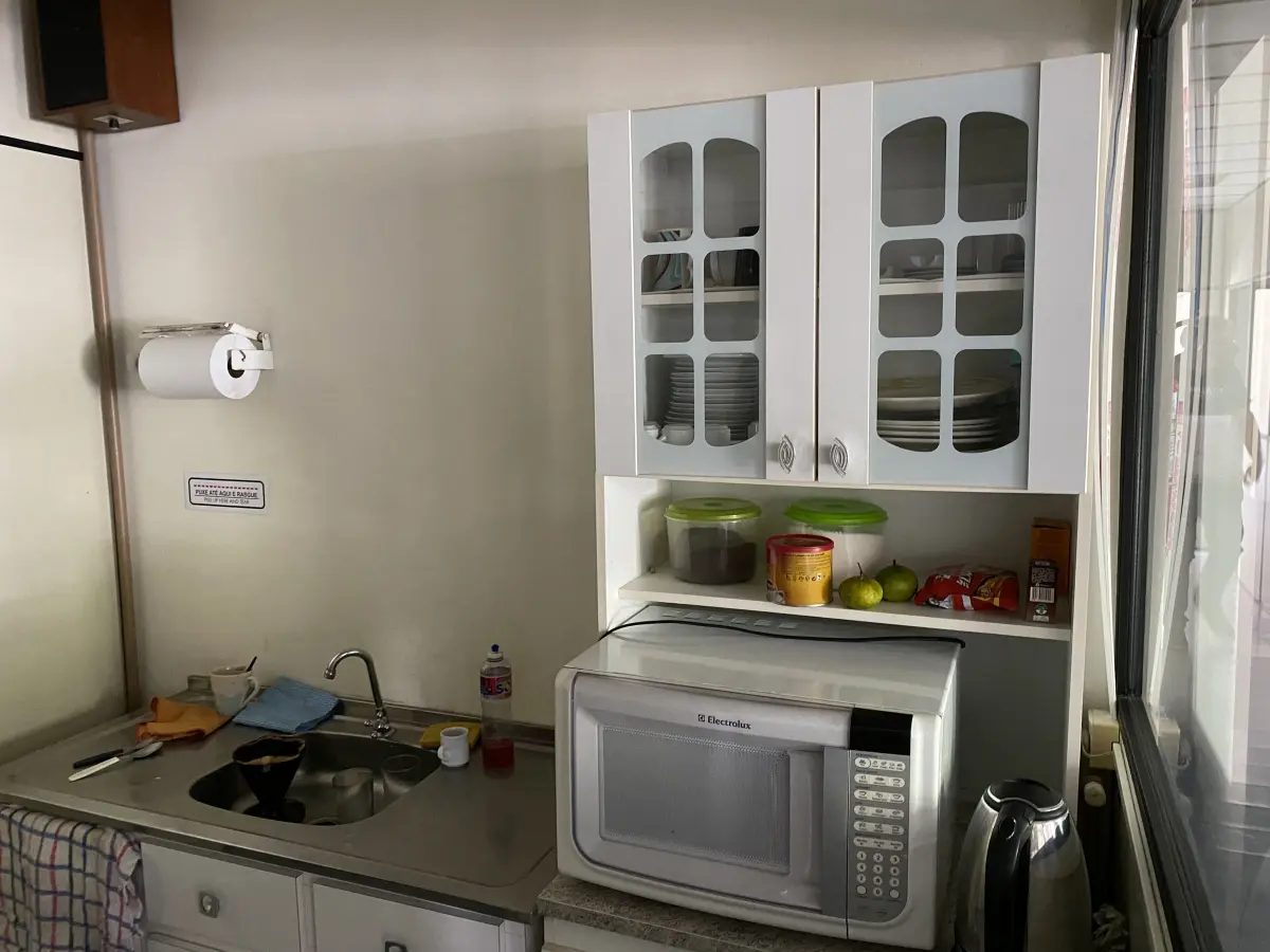 LOTE 508 - Pia, armario 2 portas, forno microndas, jarra eletrica, prateleira 