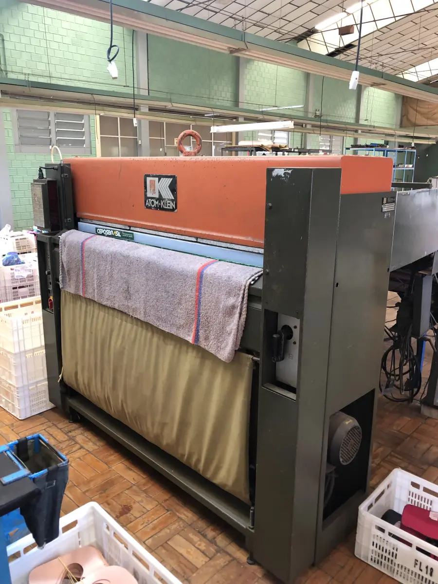 LOTE 251 - Balancim ponte Atom Klein 300MTH com mesa de roletes