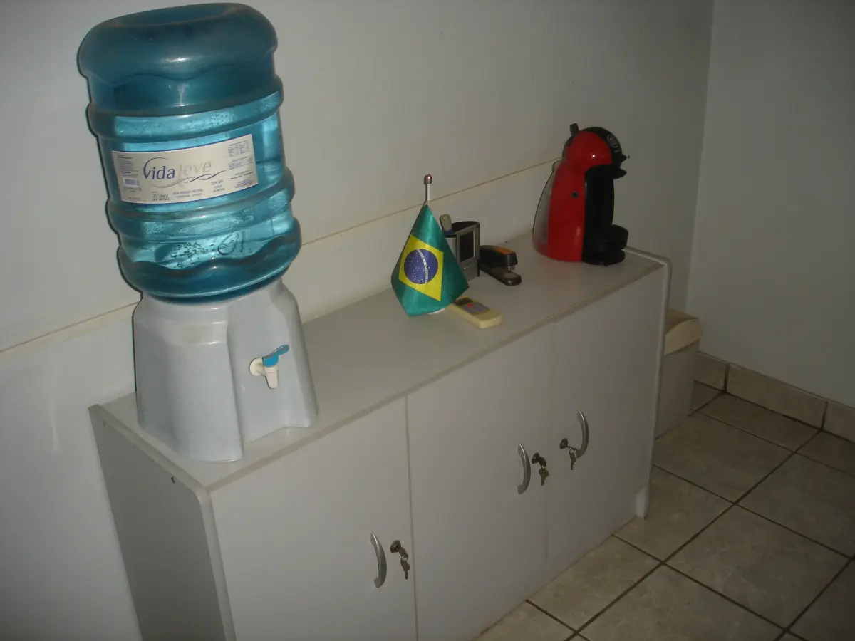 LOTE 024 - balcão  com 3 portas de abrir, bebedor e cafeteira vermelha