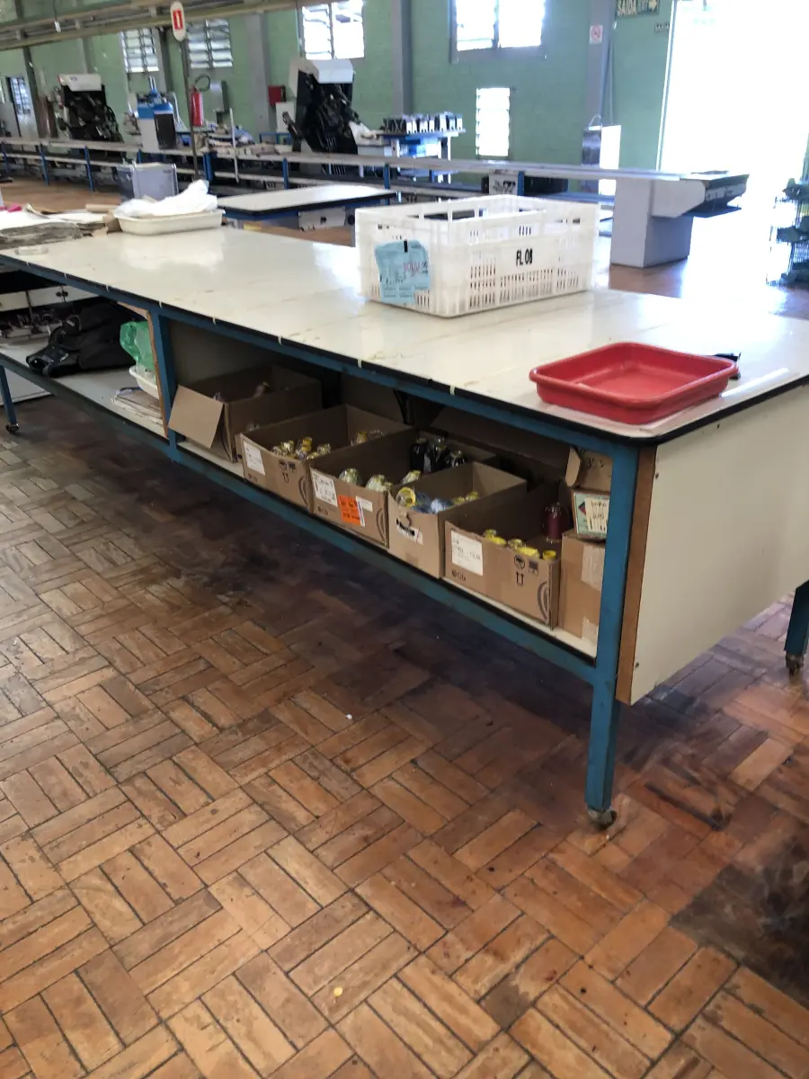 LOTE 233 - mesa grande com rodas