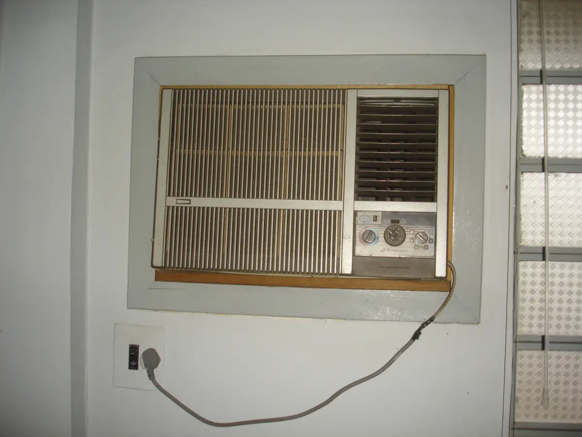 LOTE 011 - ar condicionado de parede tipo gaveta marca Springer