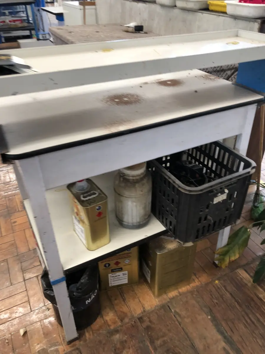 LOTE 270 - 2 mesas e 2 armários 